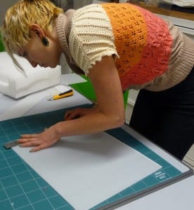 N. Frankel, Assistant Conservator, working on the preservation of the Textiles' Collection. ©D.Mercier