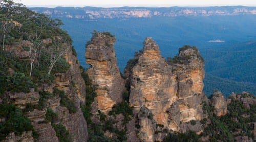 Figure 2 - The Three Sisters rock formation in the Blue Mountains, Australia. Childe spent part of his childhood here. CC BY-SA 2.5, https://commons.wikimedia.org/w/index.php?curid=234811