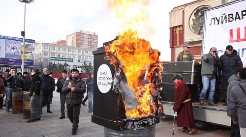 Burning of a Black Box Effigy. Text on box reads: ‘Black machine for vote counting’ . Source: UBS.MN 